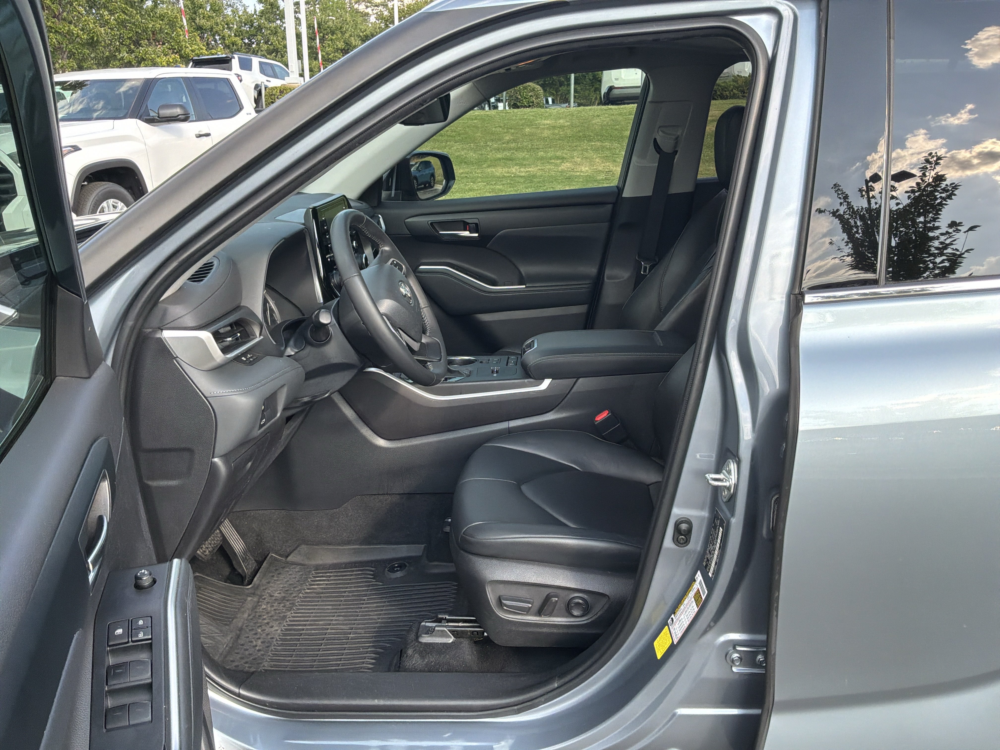 Used 2022 Toyota Highlander XLE FWD image 16