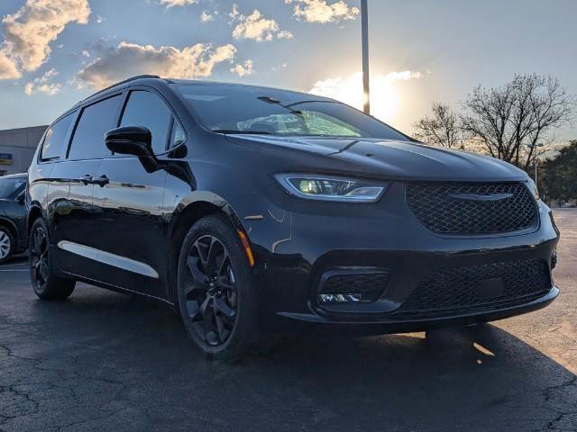 Used 2022 Chrysler Pacifica Touring-L w/ Uconnect Theater Family Group
