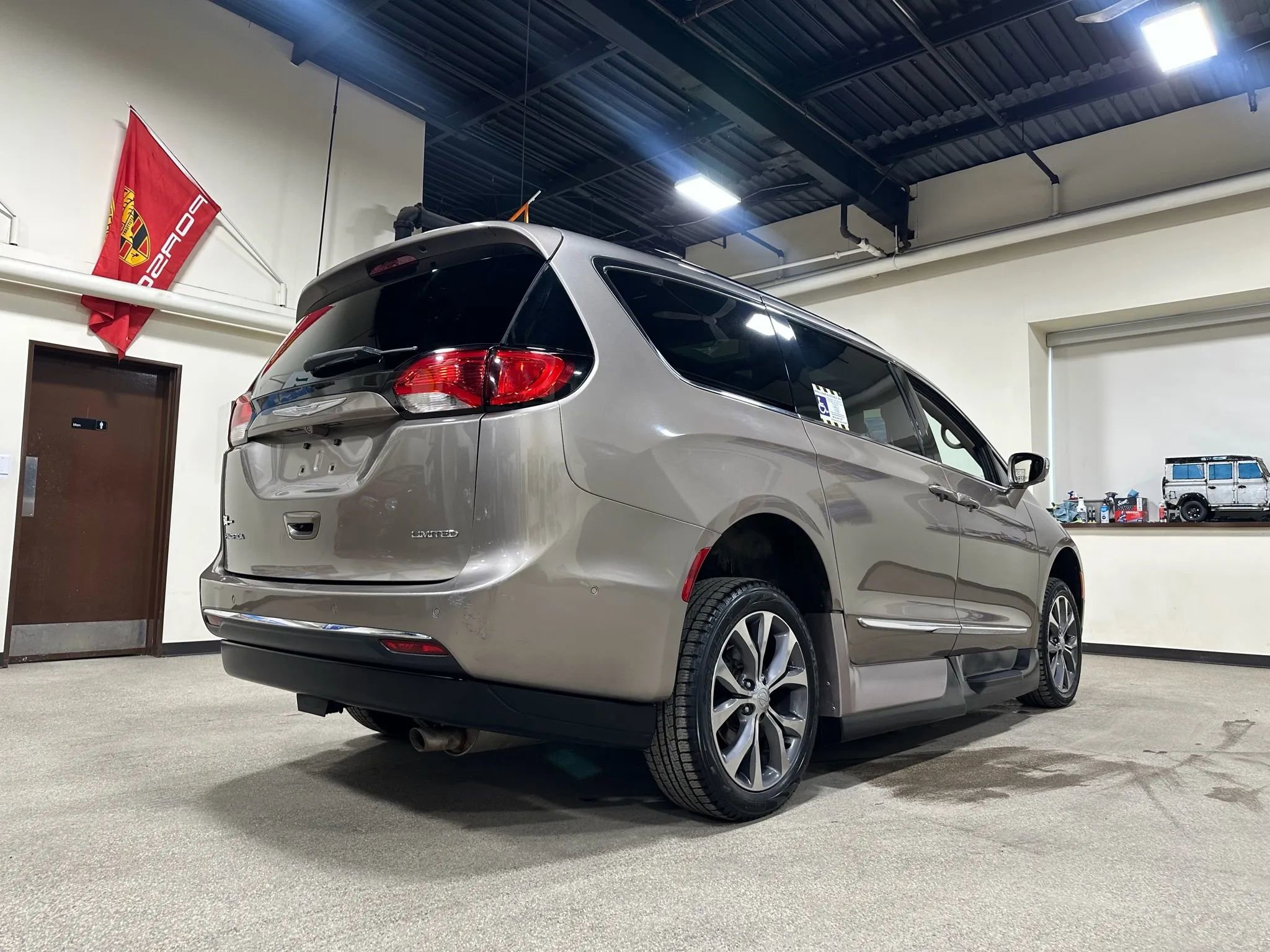 Used 2017 Chrysler Pacifica Limited w/ Advanced Safetytec Group image 10