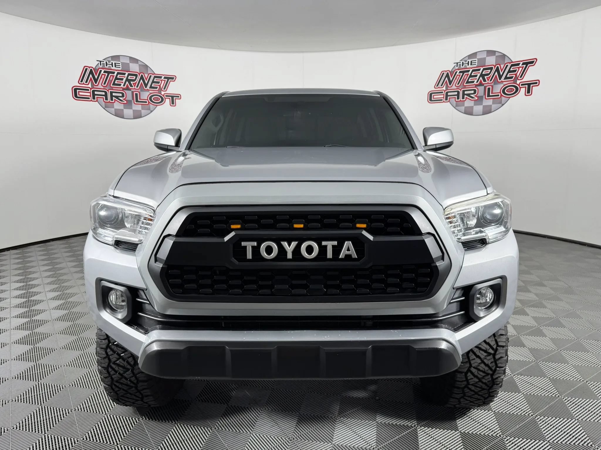Used 2016 Toyota Tacoma SR5 w/ SR5 Appearance Package (SN) AWD/4WD image 2