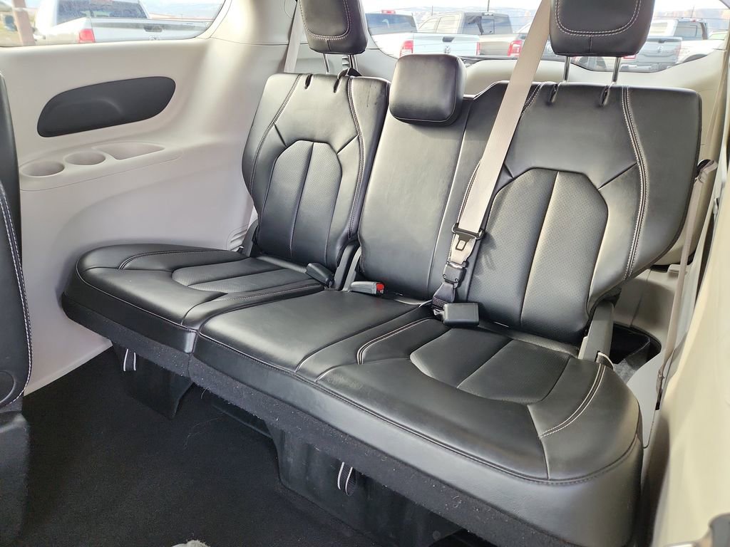 Used 2024 Chrysler Pacifica Touring-L image 11