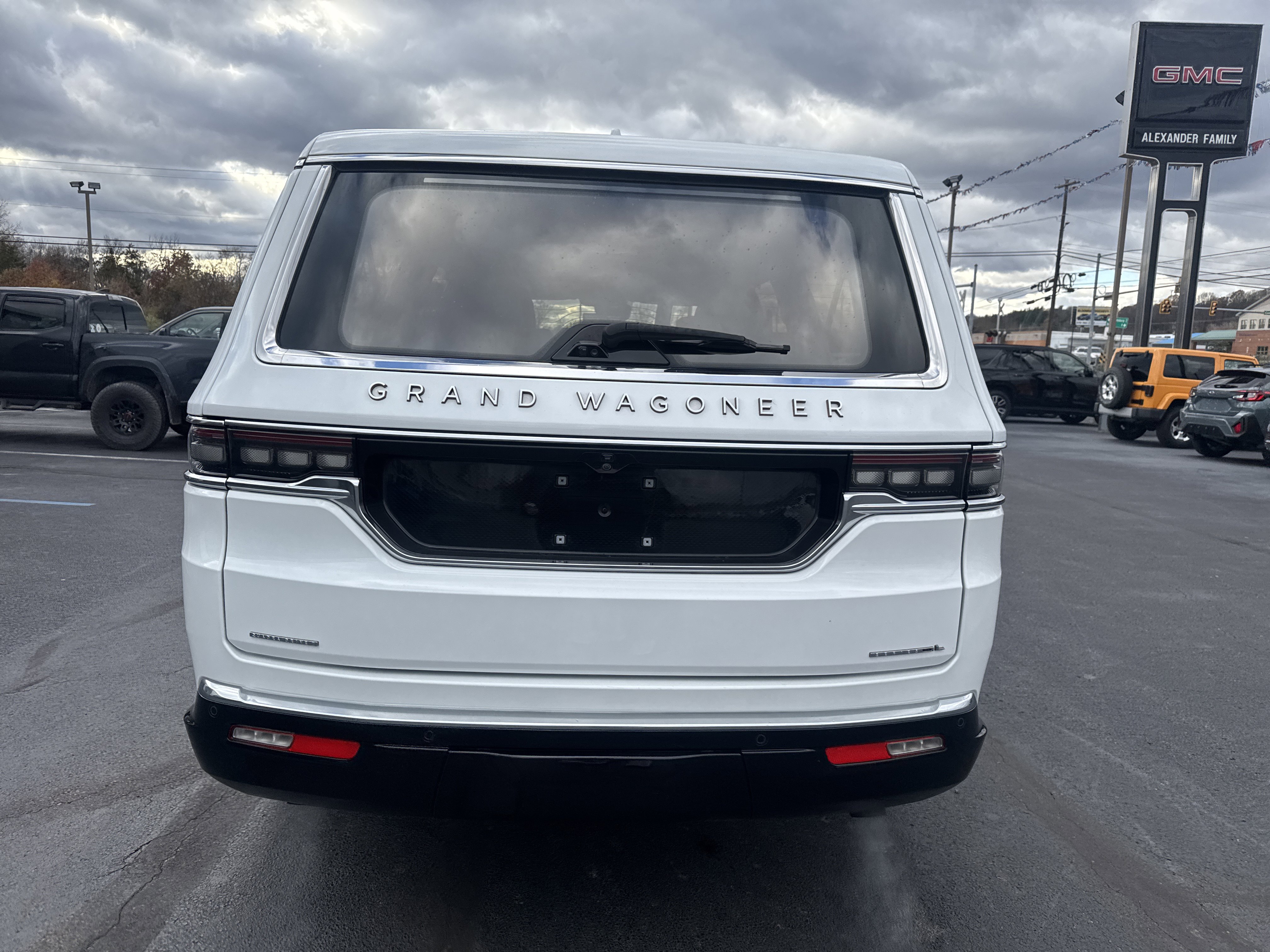 Used 2023 Jeep Grand Wagoneer L Series III video 4