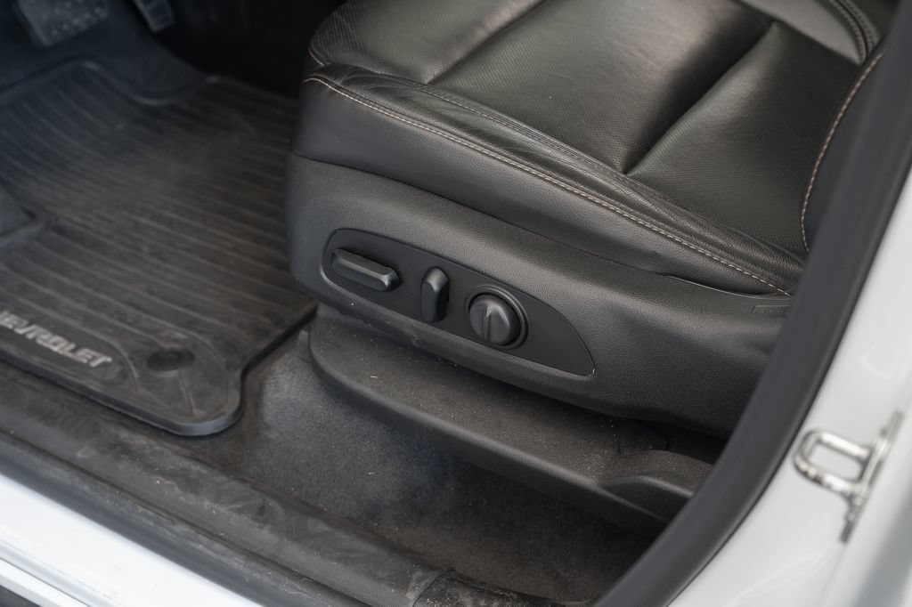 Used 2020 Chevrolet Traverse Premier w/ LPO, Cargo Package FWD image 20