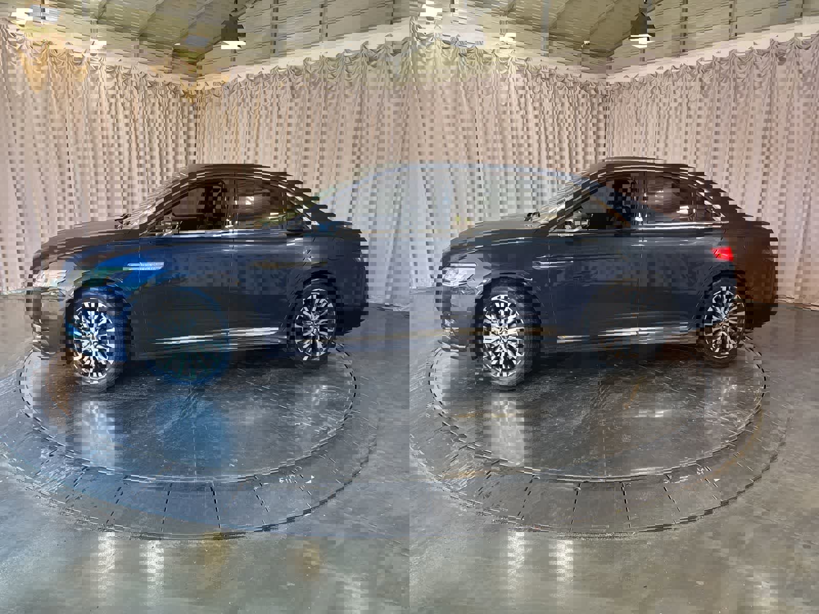 Used 2017 Lincoln Continental Select image 6