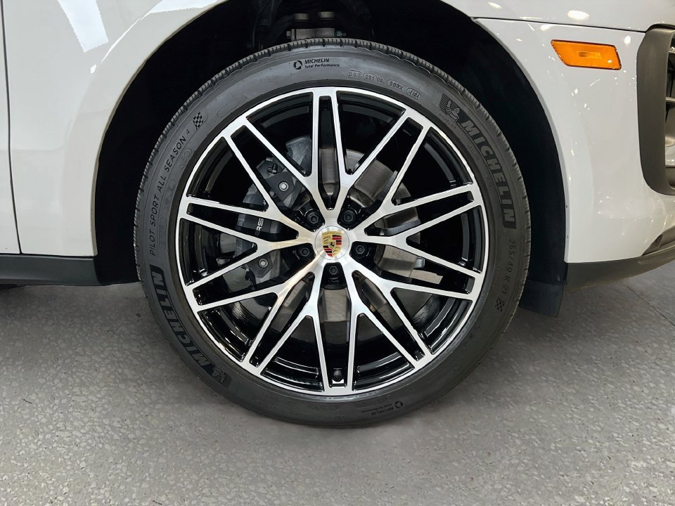 Certified 2025 Porsche Macan AWD/4WD image 33