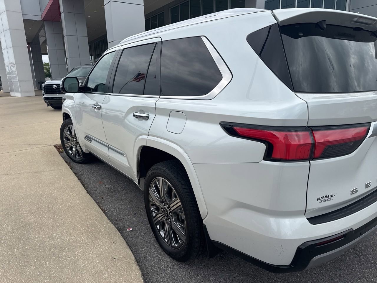Used 2025 Toyota Sequoia Capstone AWD/4WD image 6
