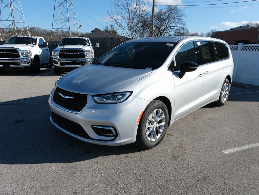 New 2026 Chrysler Pacifica Limited w/ Uconnect Theater Family Group FWD image 12