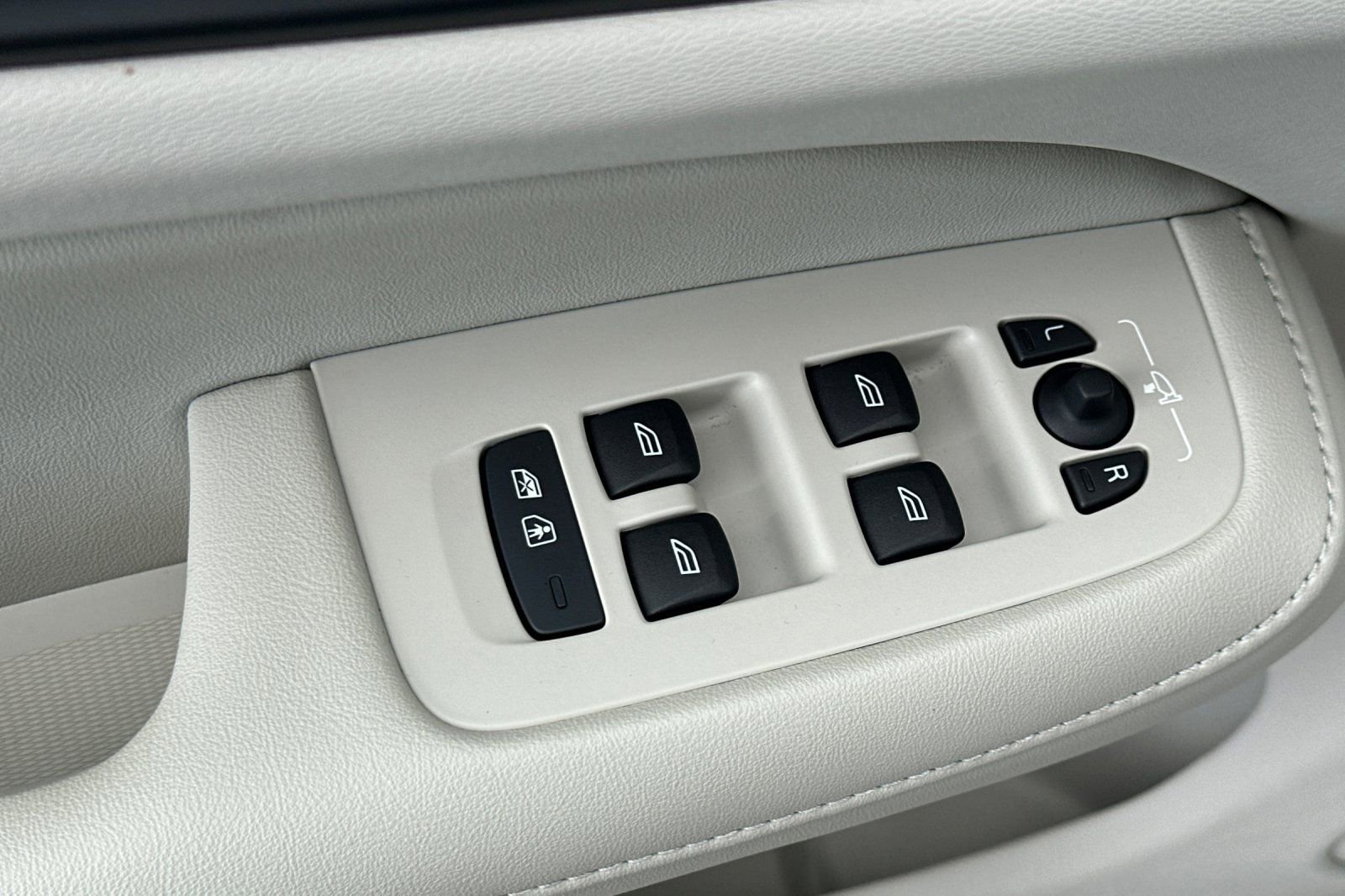 Certified 2024 Volvo S60 B5 Ultimate w/ Climate Package image 16