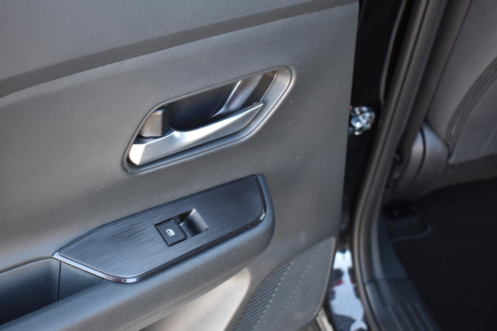 Certified 2025 Nissan Kicks SV image 27