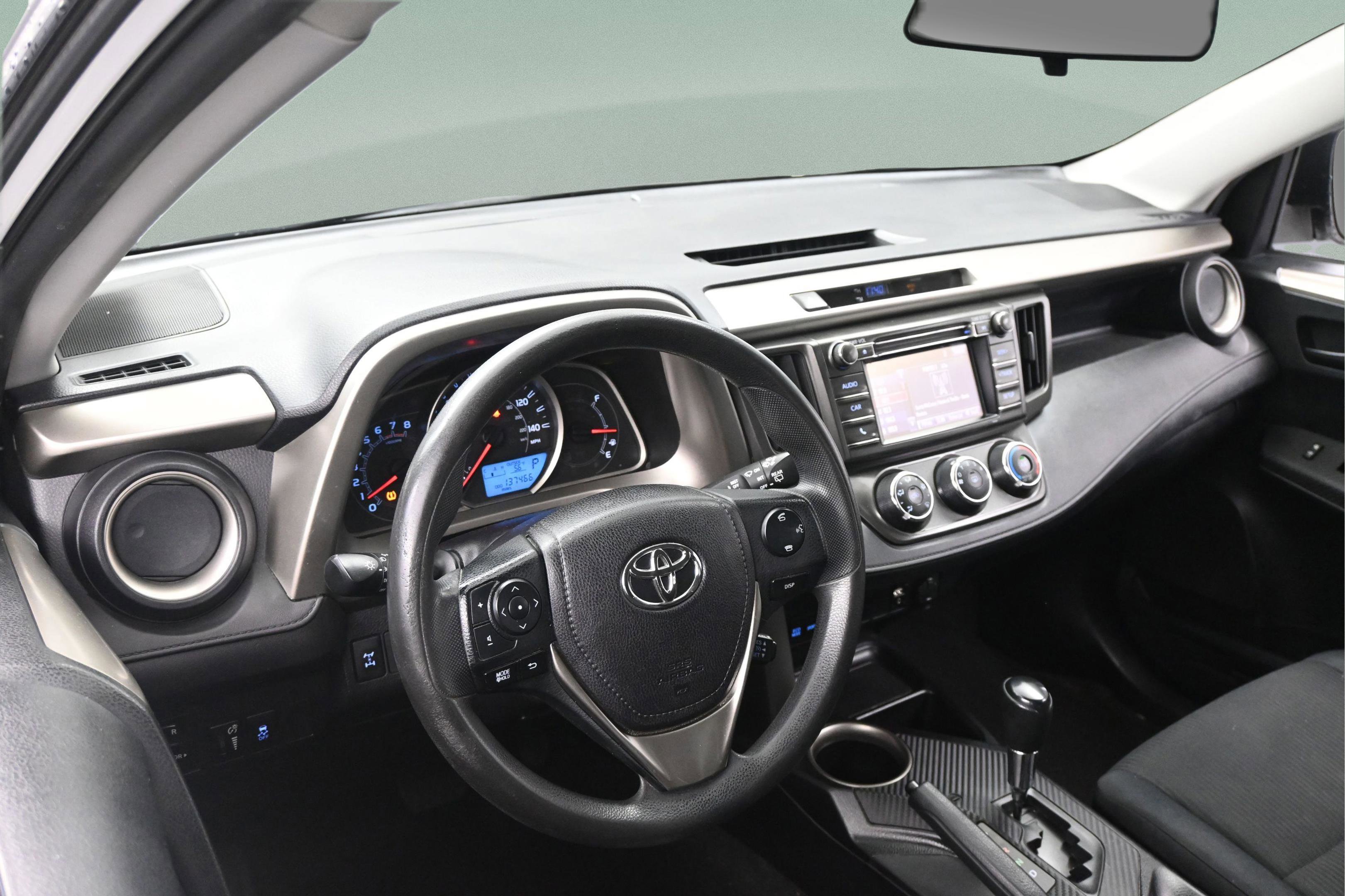 Used 2015 Toyota RAV4 LE AWD/4WD image 34