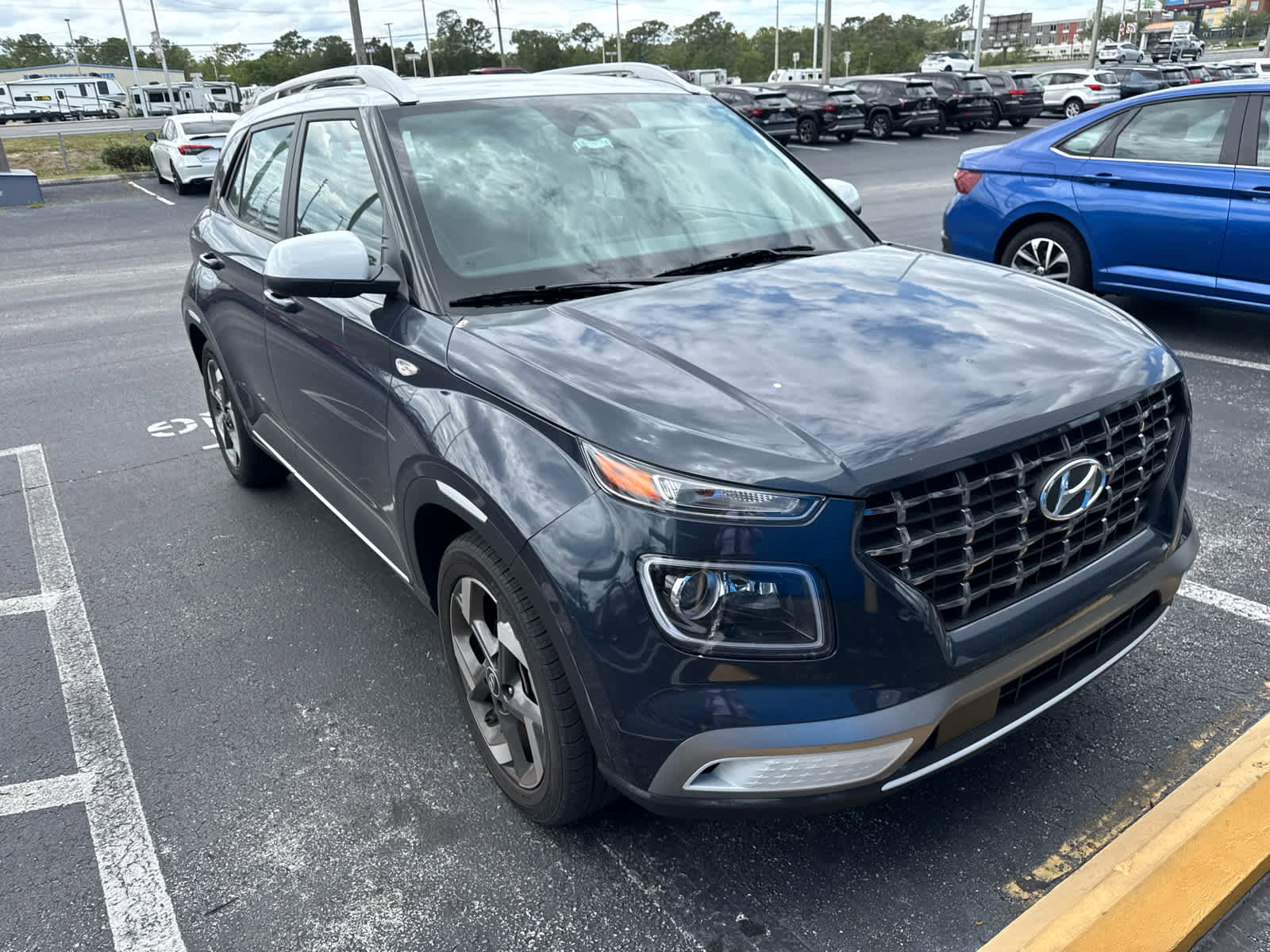 Used 2024 Hyundai Venue Limited FWD image 3