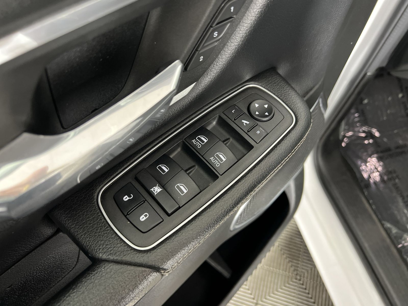 Used 2023 RAM 1500 Laramie AWD/4WD image 15
