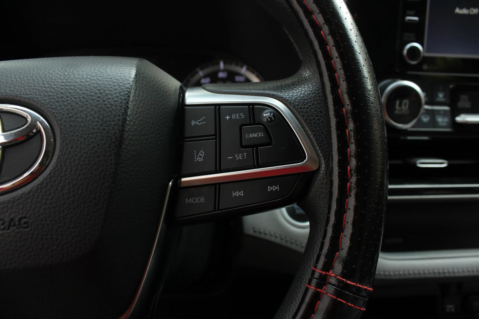 Used 2020 Toyota Highlander L AWD/4WD image 30