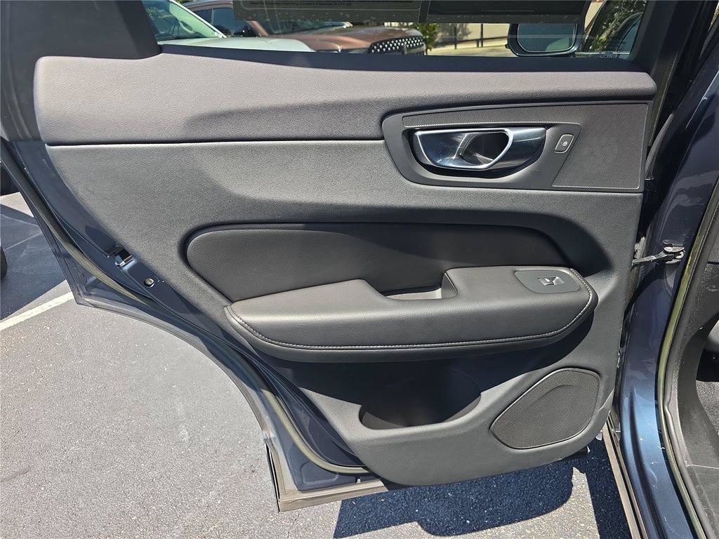 Used 2023 Volvo XC60 B5 Core w/ Climate Package FWD image 9