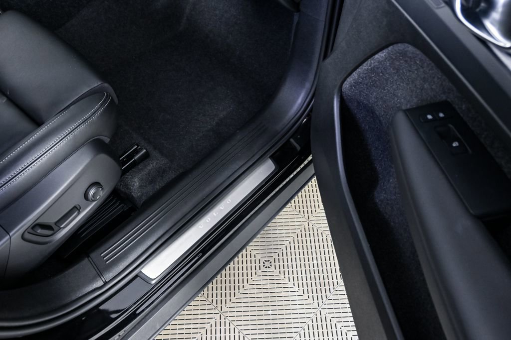 Certified 2025 Volvo XC40 B5 Plus image 26