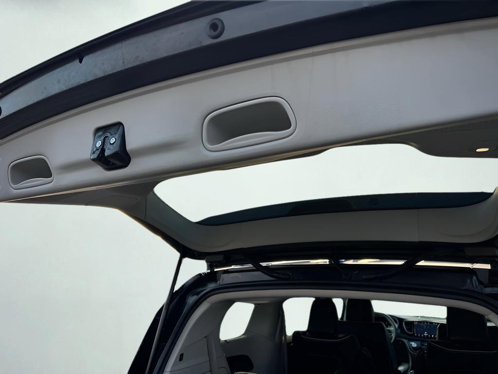 Used 2021 Chrysler Pacifica Limited image 28