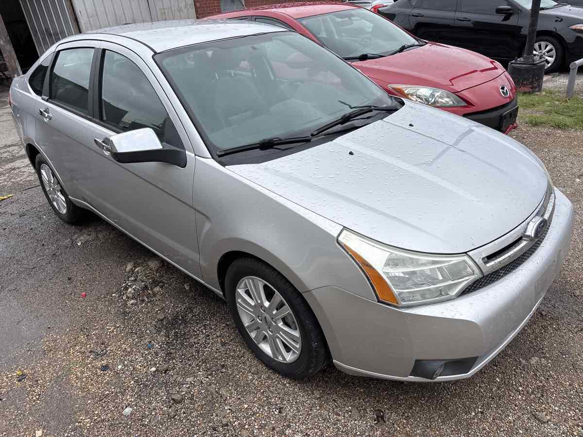 Used 2010 Ford Focus SEL FWD image 2