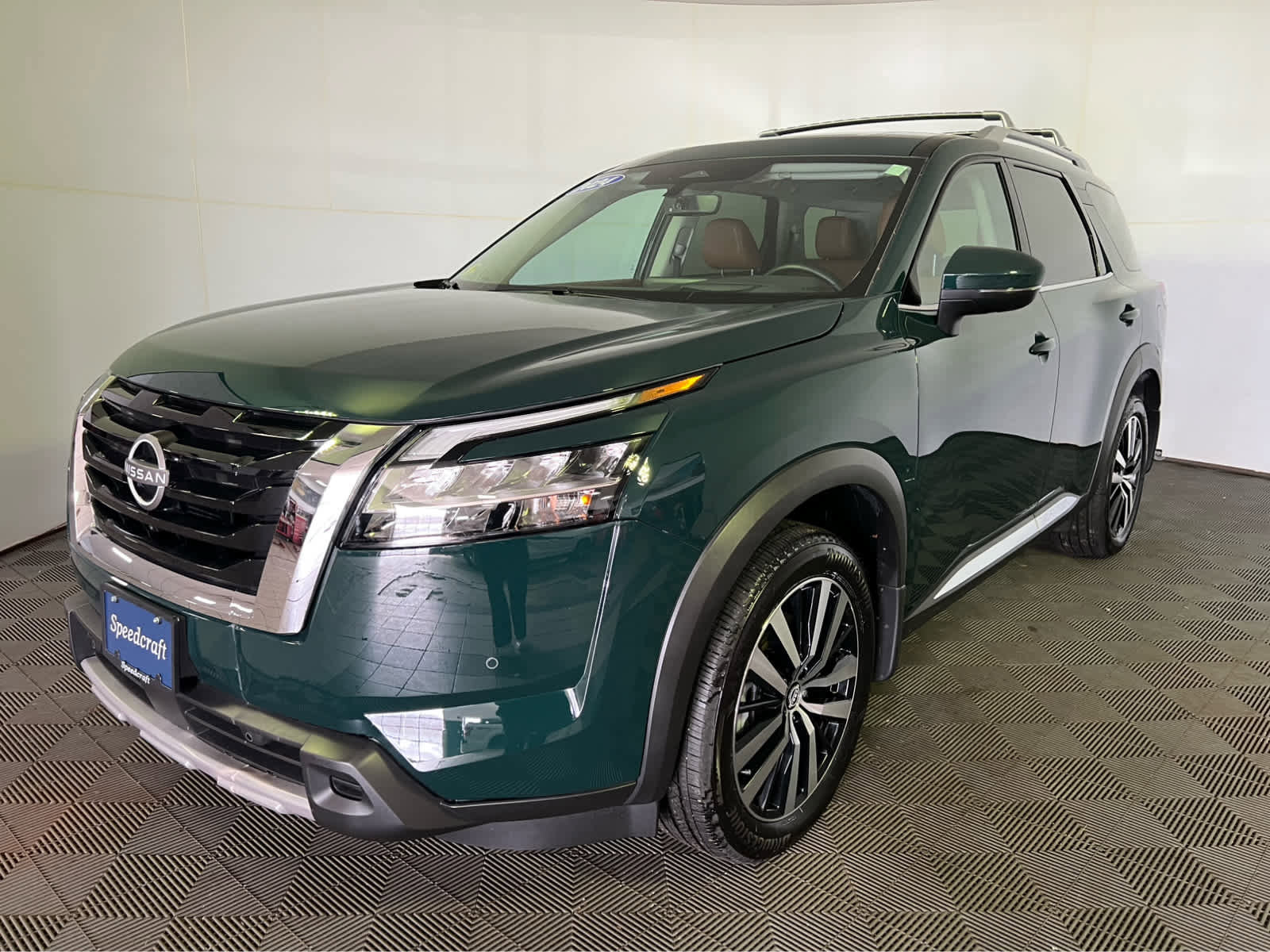 Certified 2024 Nissan Pathfinder Platinum w/ Cargo Package AWD/4WD image 3