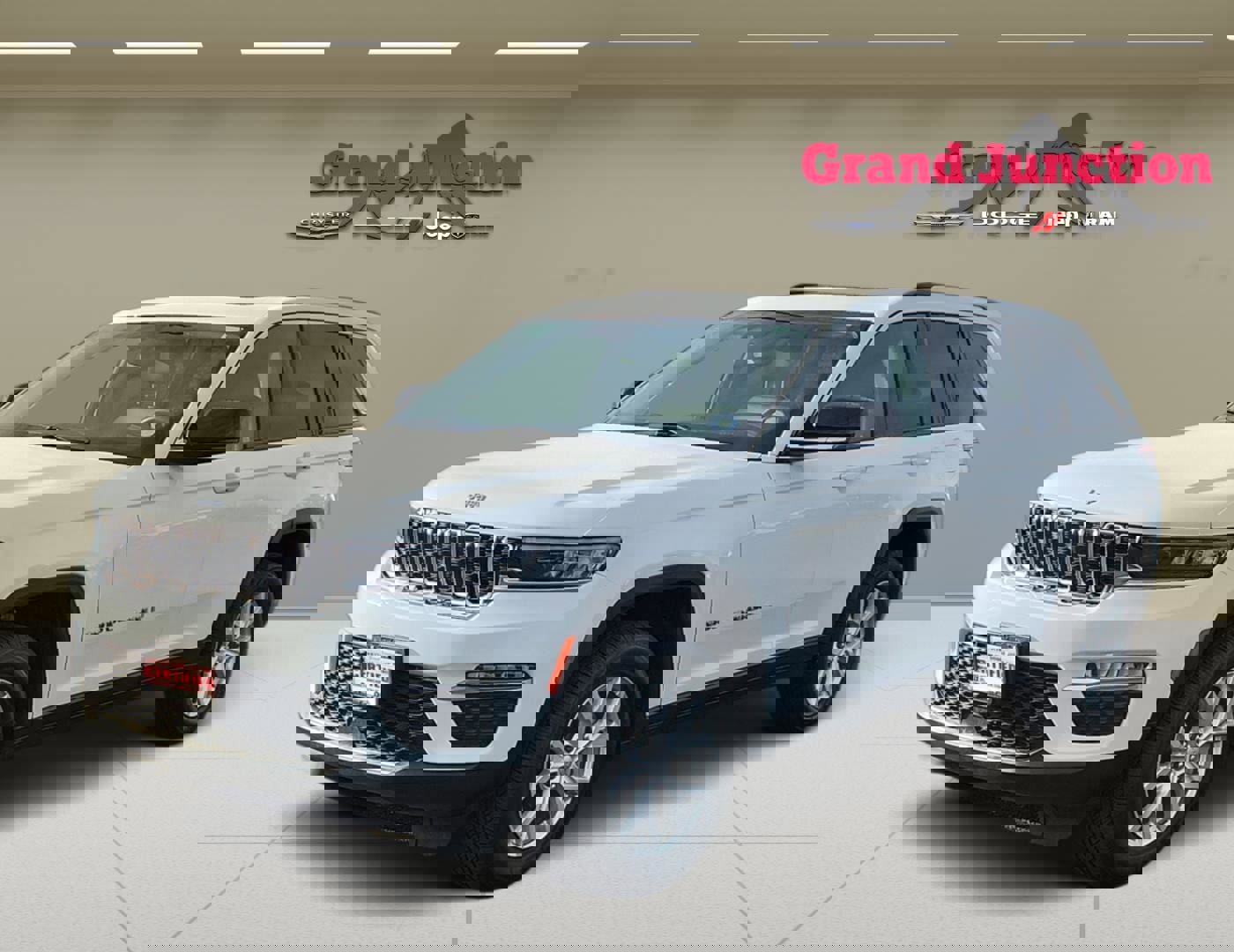 Used 2023 Jeep Grand Cherokee Limited image 3