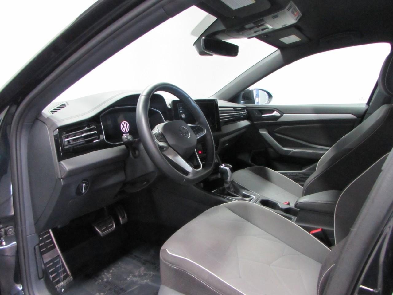 Used 2025 Volkswagen Jetta Sport image 13