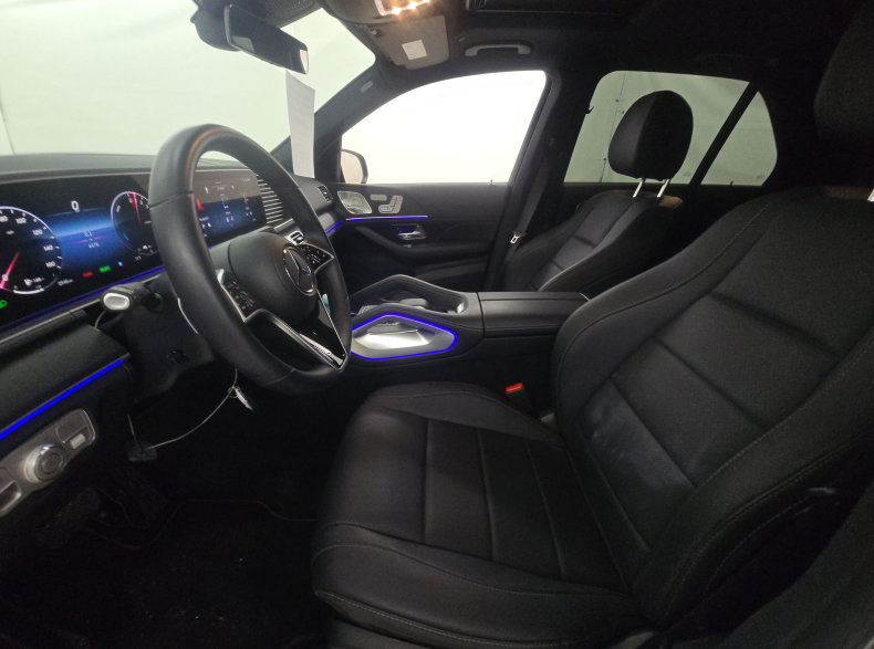Used 2025 Mercedes-Benz GLE 450e 4MATIC w/ AMG Line Exterior image 5