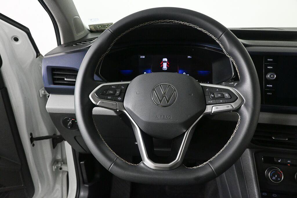 Used 2022 Volkswagen Taos SE FWD image 2