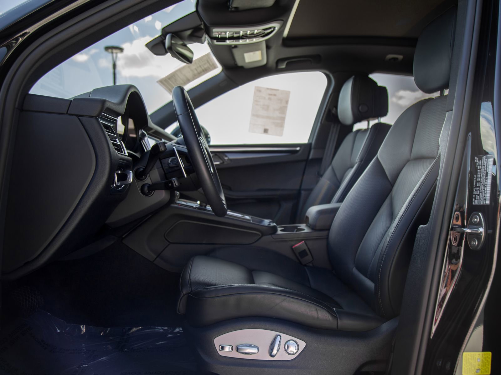 Certified 2025 Porsche Macan AWD/4WD image 5