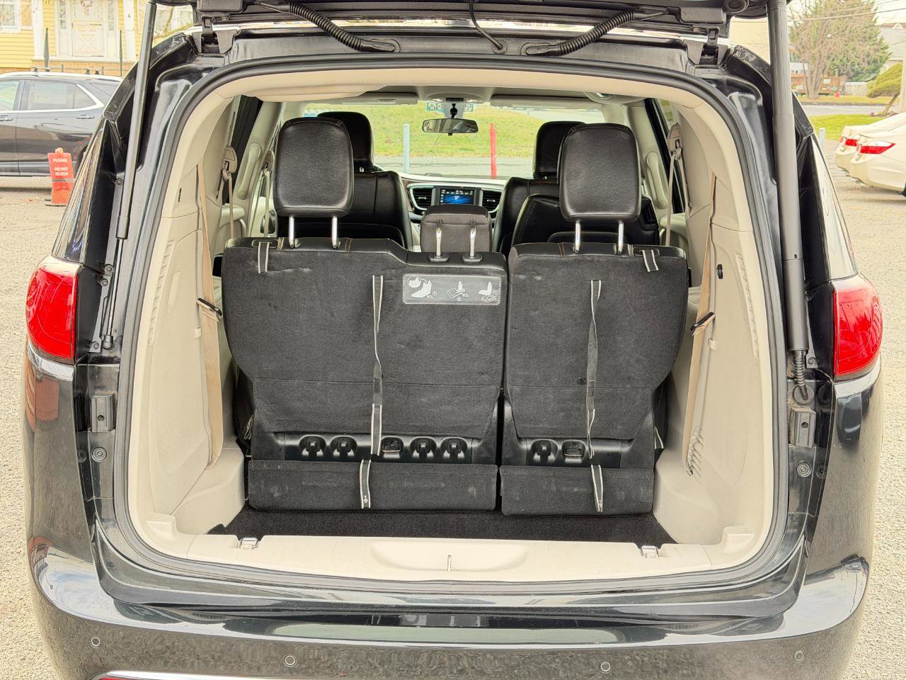 Used 2018 Chrysler Pacifica Touring-L FWD image 31