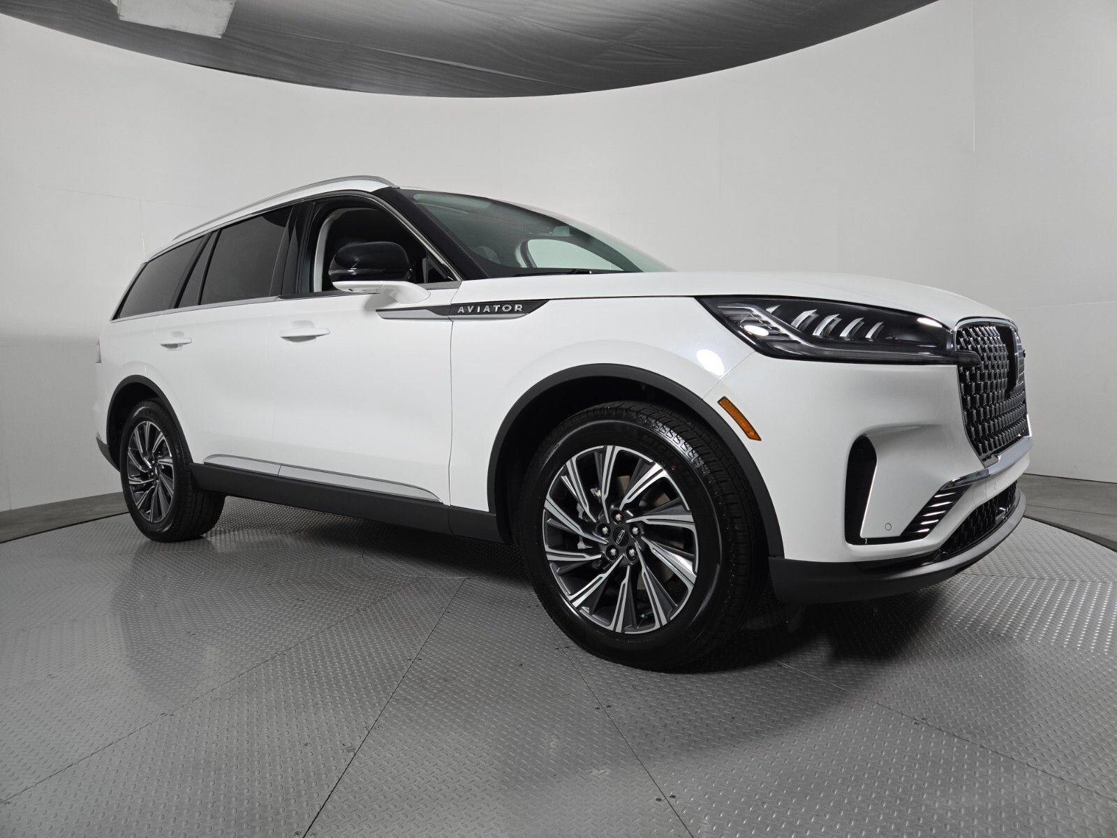 New 2026 Lincoln Aviator AWD image 2