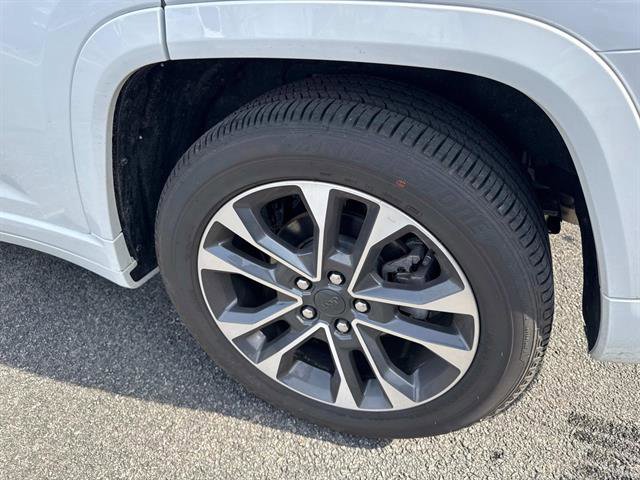 Certified 2025 Jeep Grand Cherokee Overland w/ Luxury Tech Group IV image 10