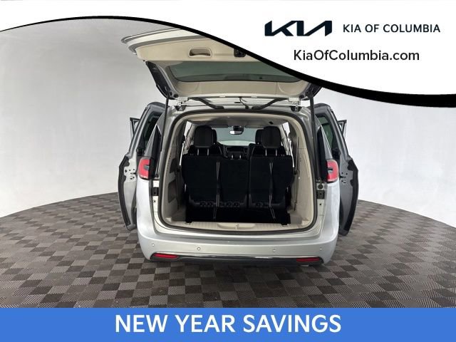 Used 2023 Chrysler Pacifica Touring-L image 15