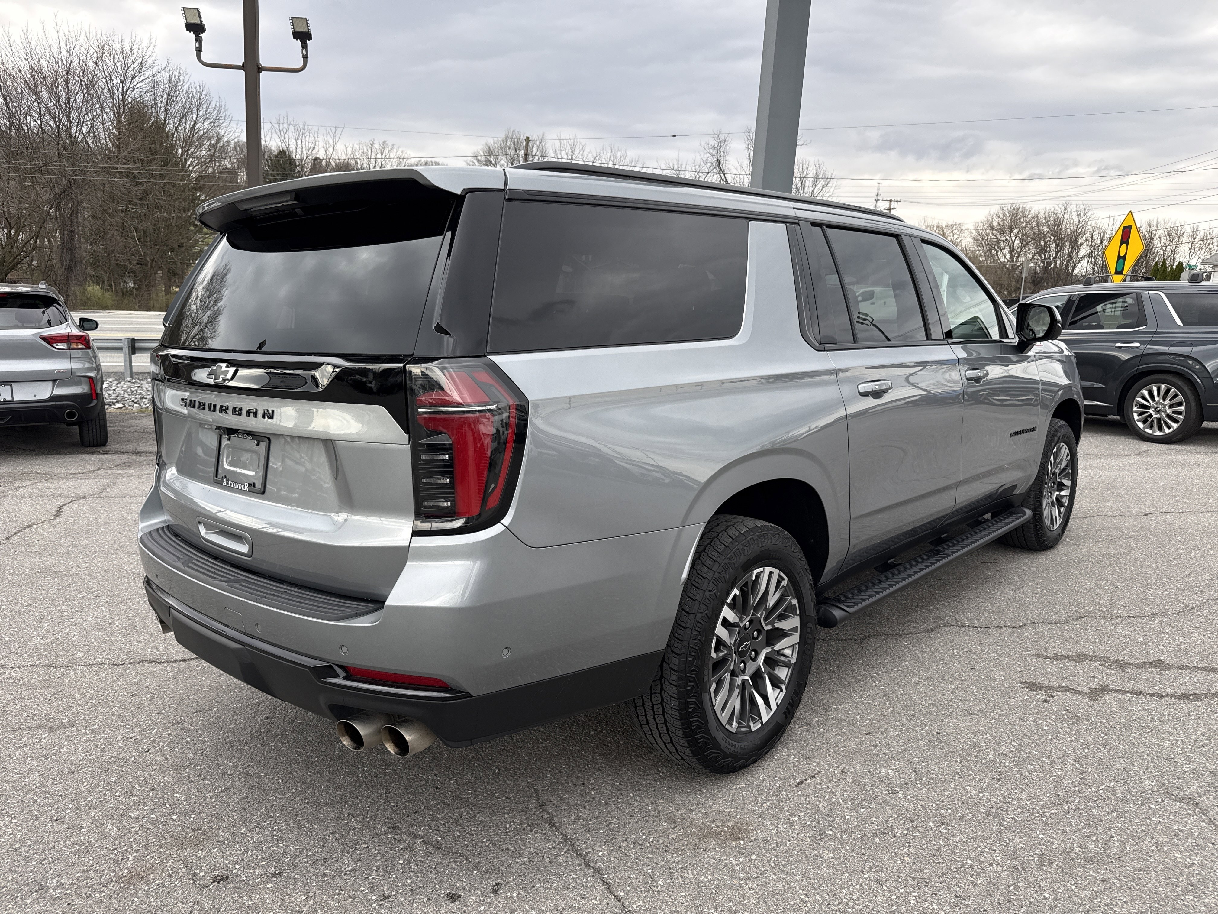 Used 2025 Chevrolet Suburban Z71 AWD/4WD image 3
