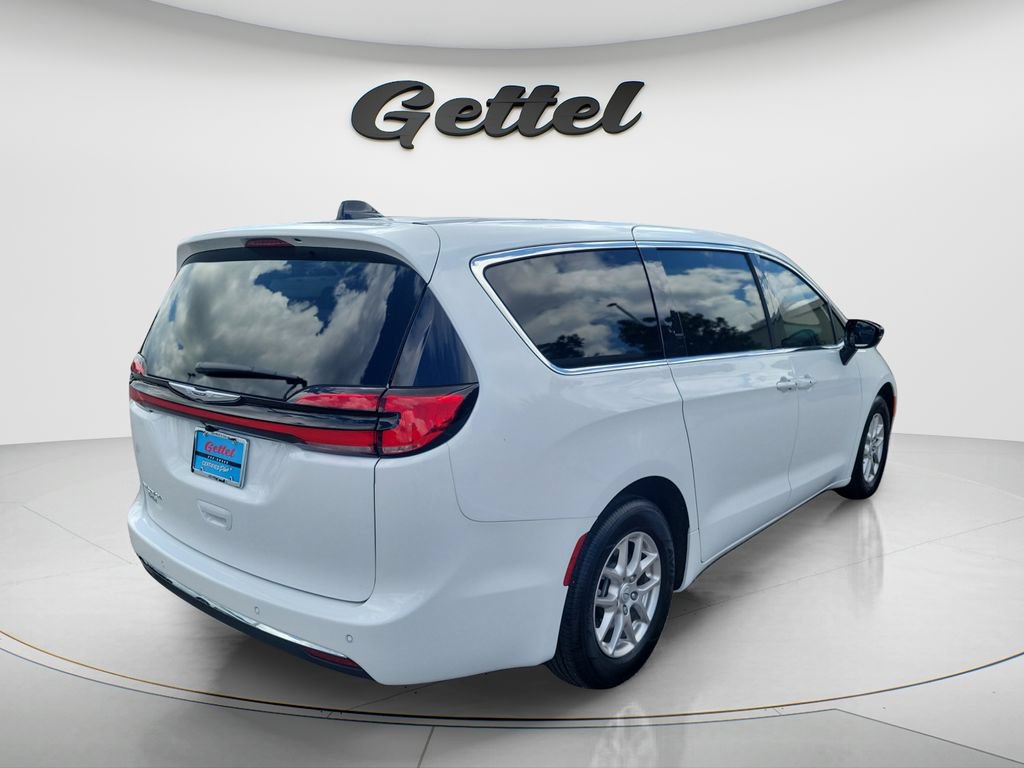 Used 2026 Chrysler Pacifica Select FWD image 5