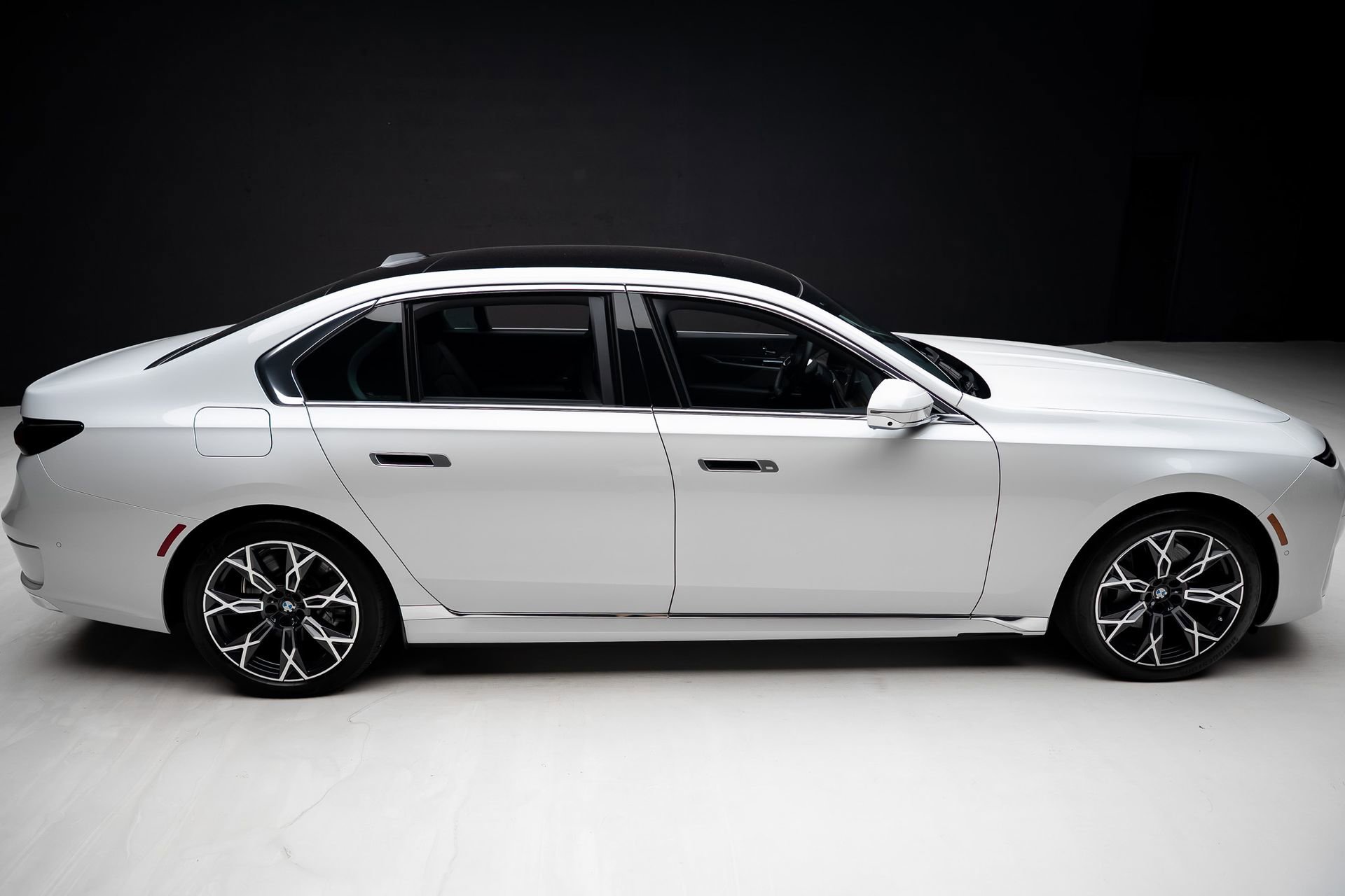Used 2023 BMW i7 xDrive60 AWD/4WD image 34