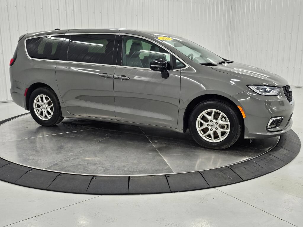 Used 2025 Chrysler Pacifica Select FWD image 7