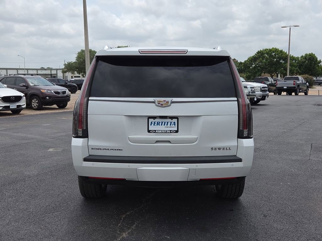 Used 2018 Cadillac Escalade Premium Luxury RWD image 16