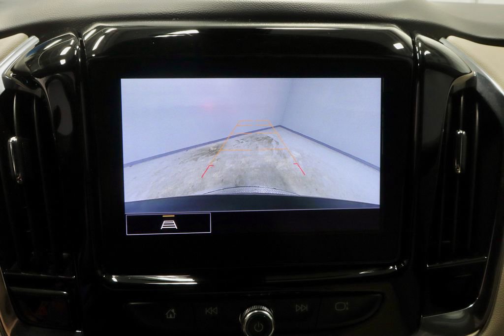 Used 2023 Chevrolet Traverse LT FWD image 2