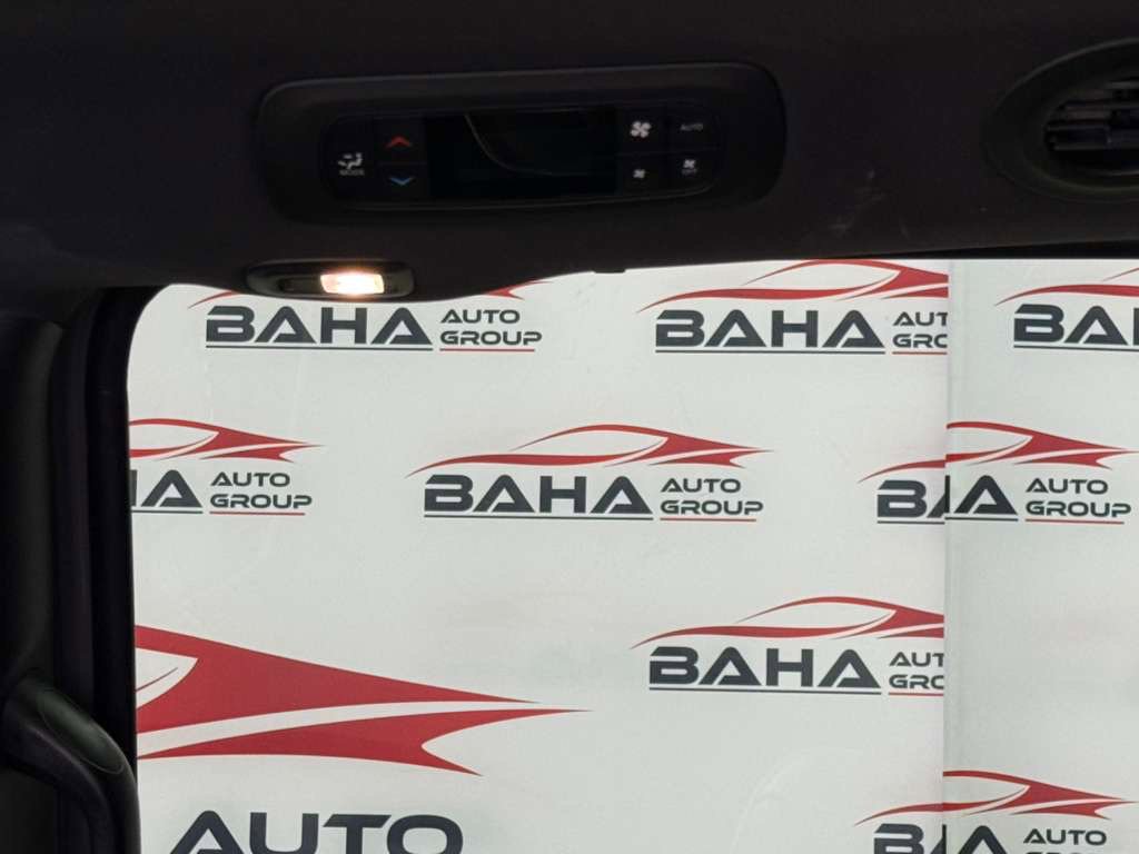 Used 2025 Chrysler Pacifica Limited FWD image 36