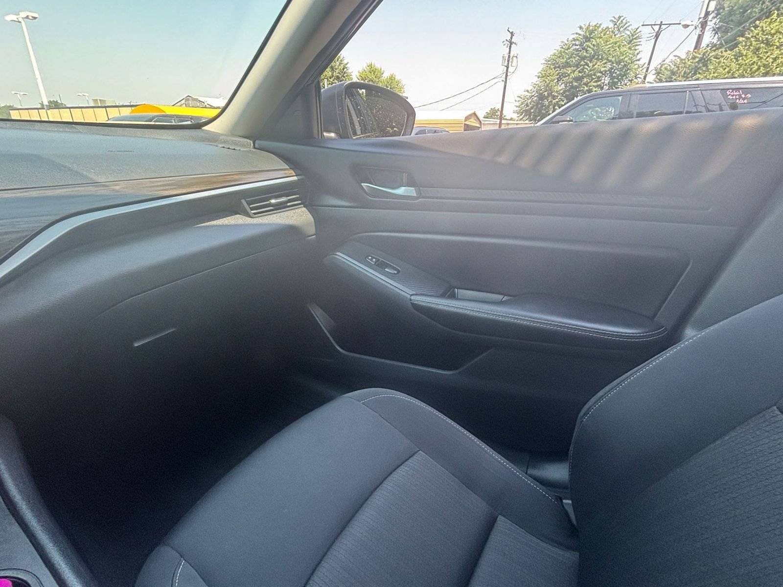 Used 2025 Nissan Altima 2.5 SV FWD image 32