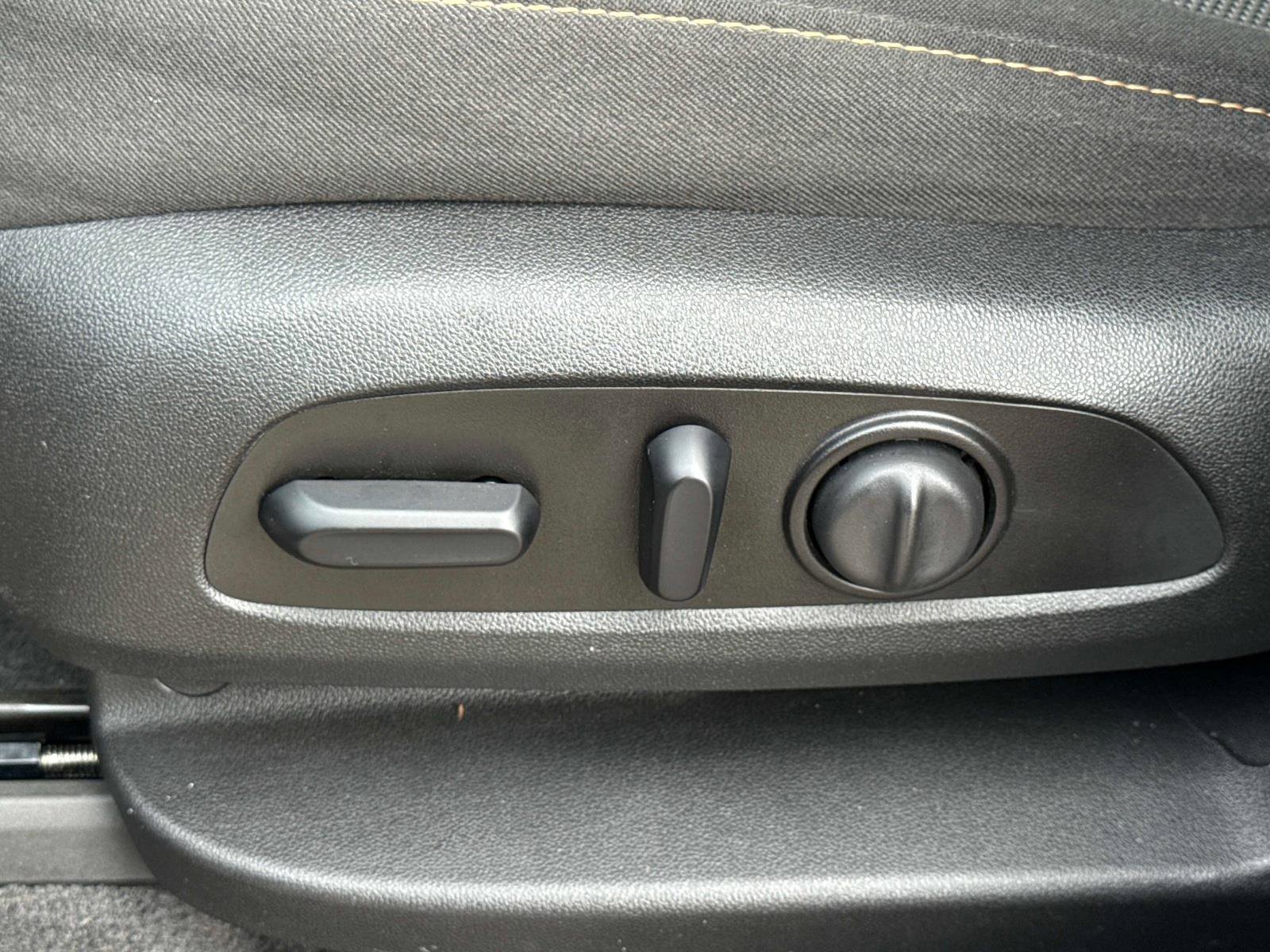 Used 2020 Chevrolet Traverse LT image 23