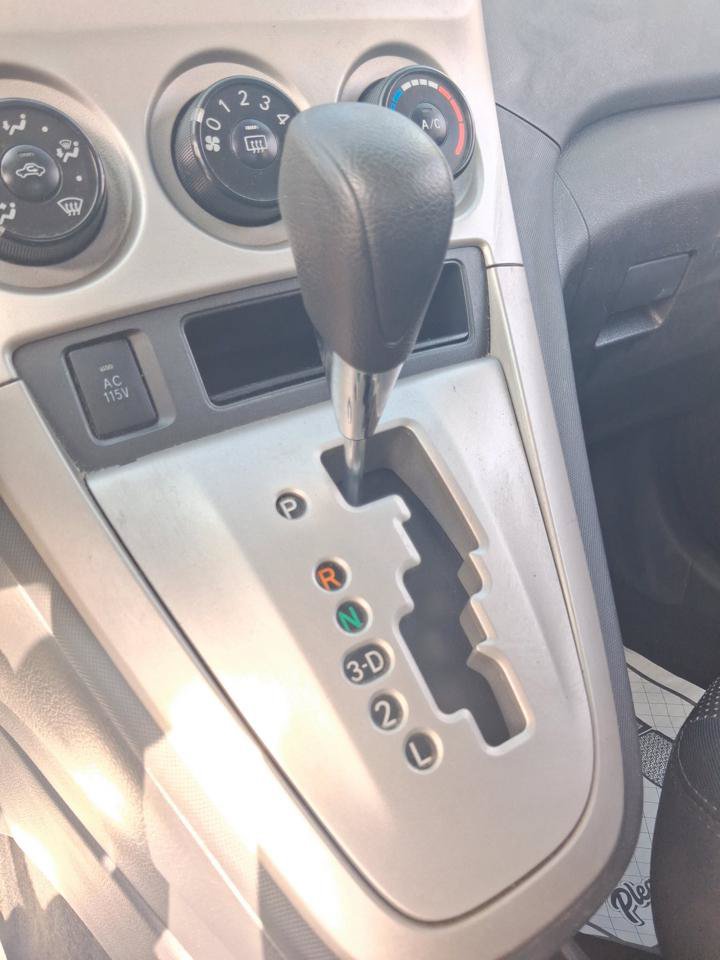 Used 2010 Pontiac Vibe w/ Preferred Package FWD image 17