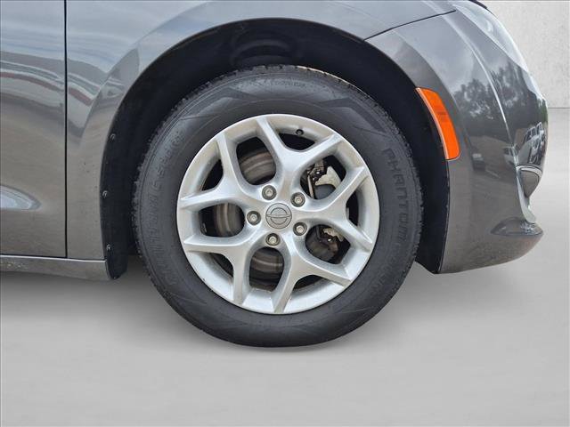 Used 2017 Chrysler Pacifica Touring Plus w/ Tire & Wheel Group FWD image 9
