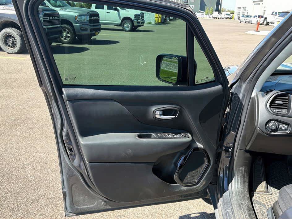 Used 2021 Jeep Renegade Latitude w/ Convenience Group AWD/4WD image 11