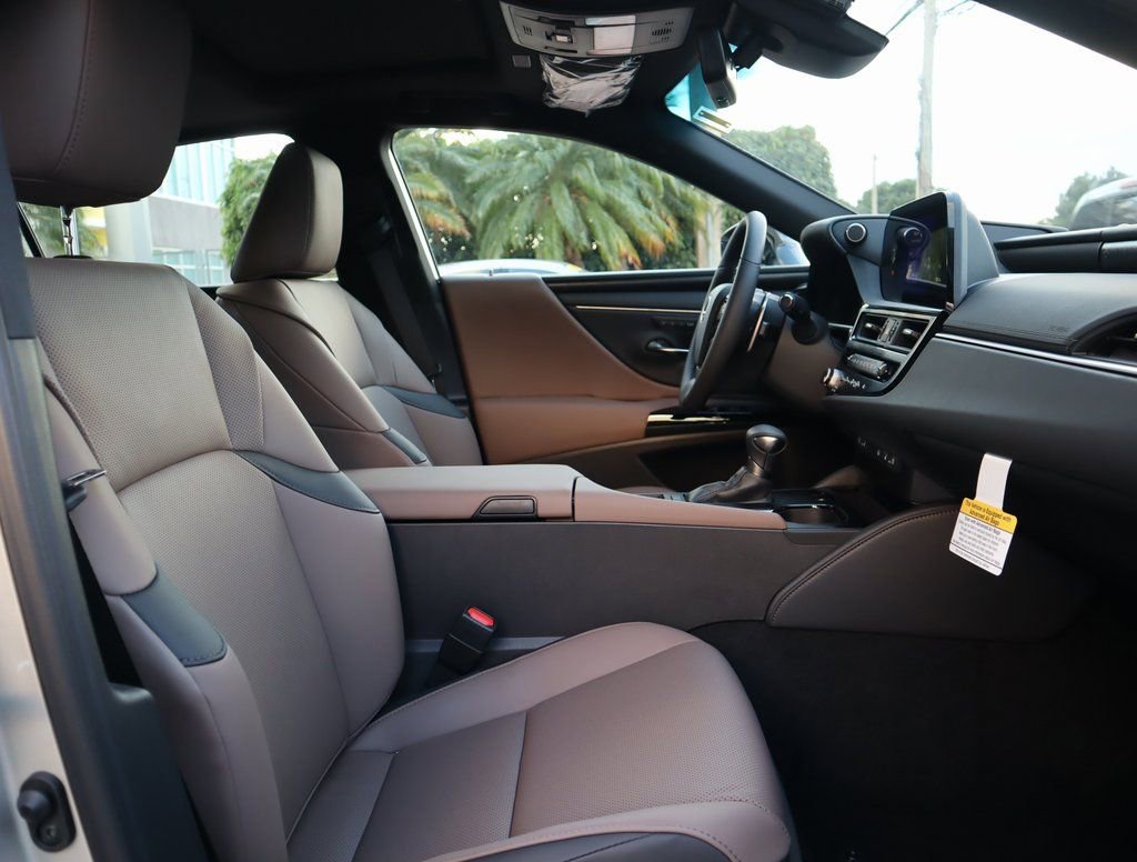 Used 2025 Lexus ES 300h w/ Premium Package FWD image 21