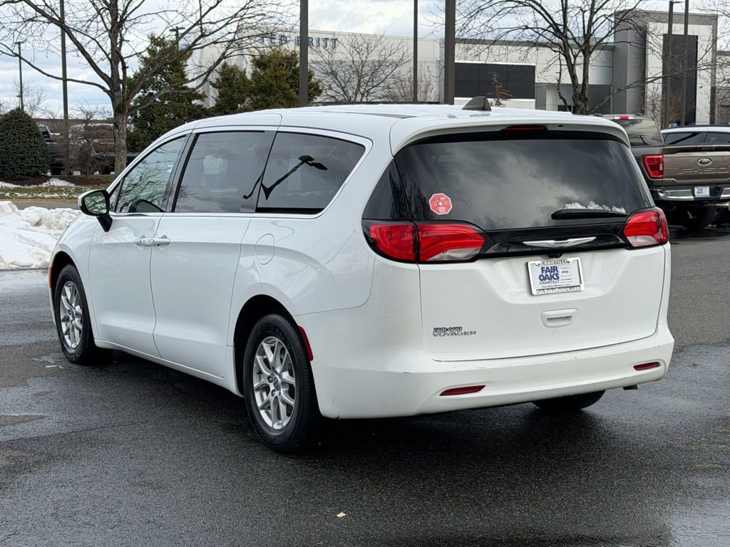 Certified 2022 Chrysler Voyager LX image 9
