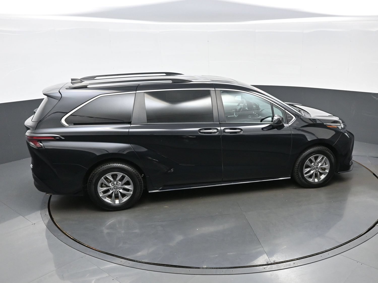 Used 2024 Toyota Sienna XLE FWD image 43
