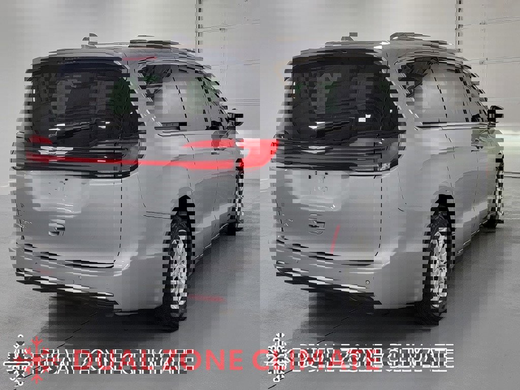 Used 2021 Chrysler Pacifica Touring-L image 9