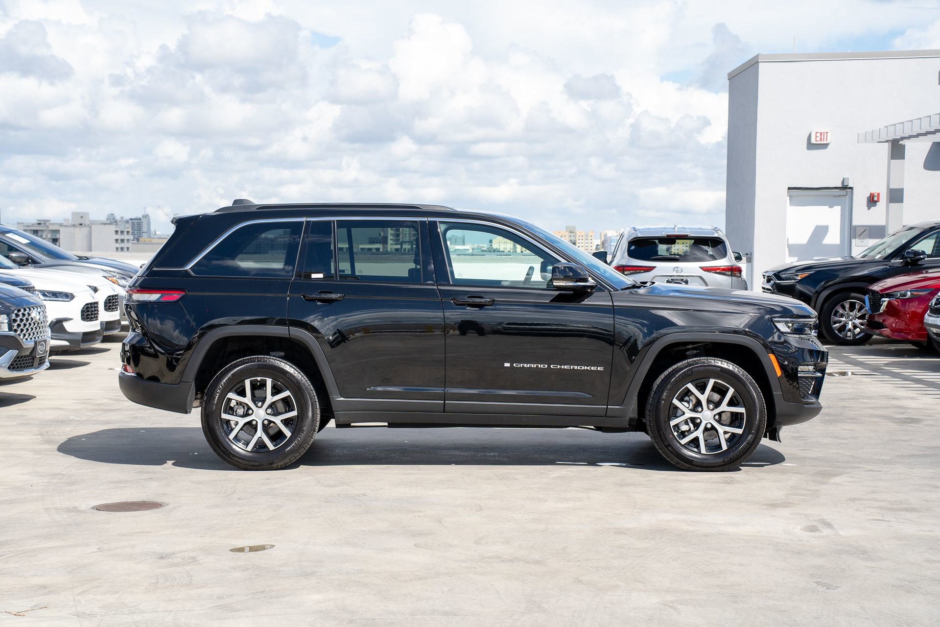 Used 2025 Jeep Grand Cherokee Limited image 5