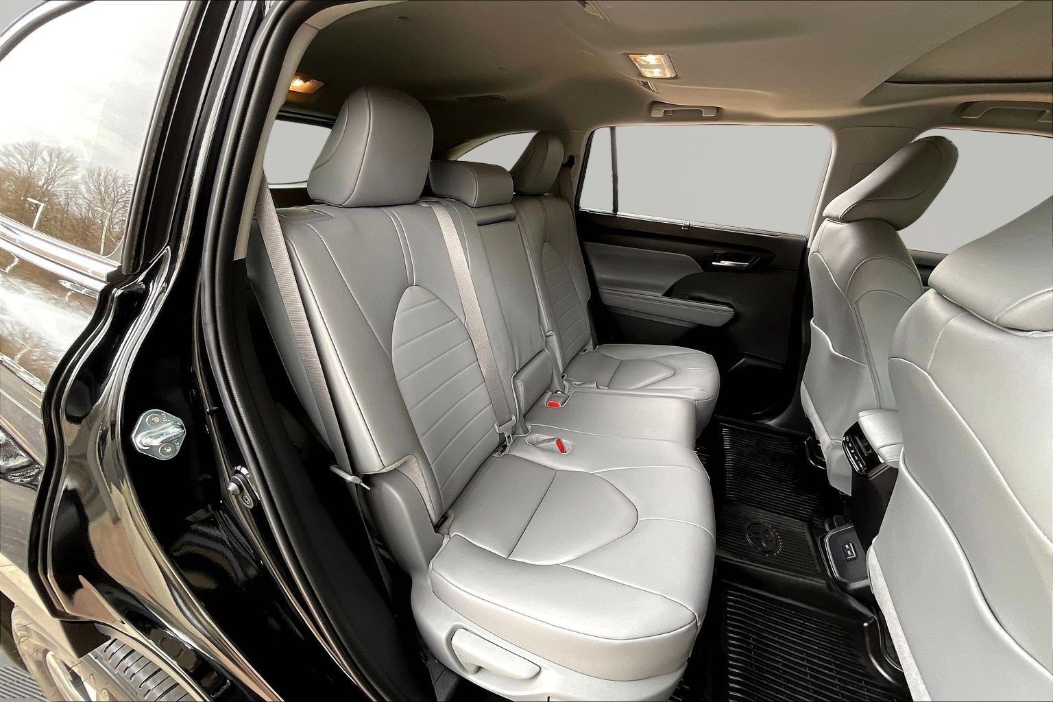Used 2025 Toyota Highlander XLE image 25