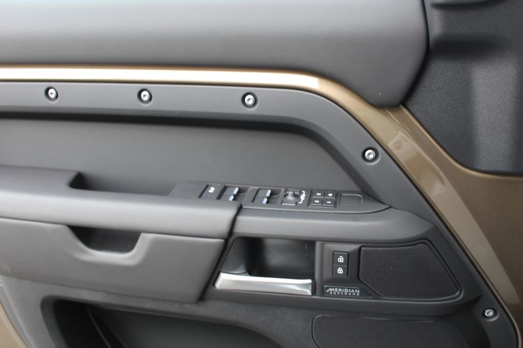 New 2026 Land Rover Defender 130 X-Dynamic SE image 16